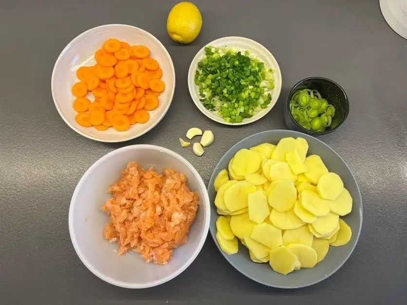 Ingredientai lašišos sriubai